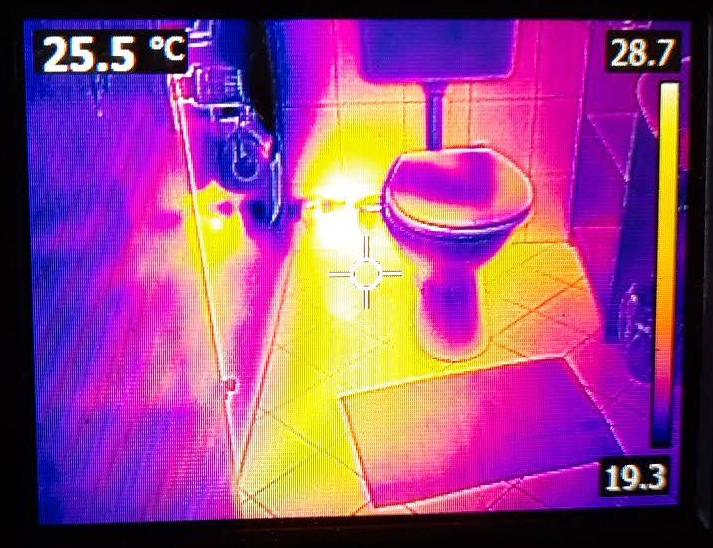 Wärmebildaufnahme zur Leckageortung im Badezimmer